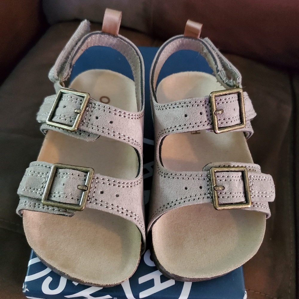 NWT! Toddler Boys Oshkosh Sandals size 8!